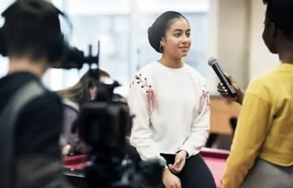 Jugendliche mit Mikrofon und Videokamera