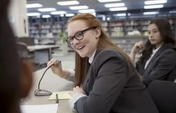 Estudiante en la biblioteca del club de debate
