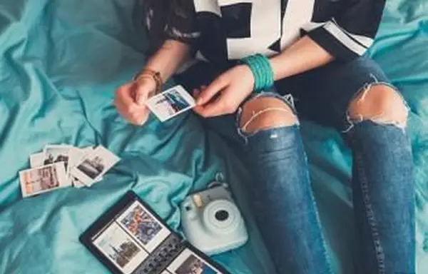 사진을 즐기는 여자