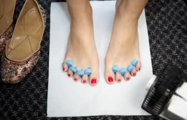 페디큐어를 받고 십 대 소녀