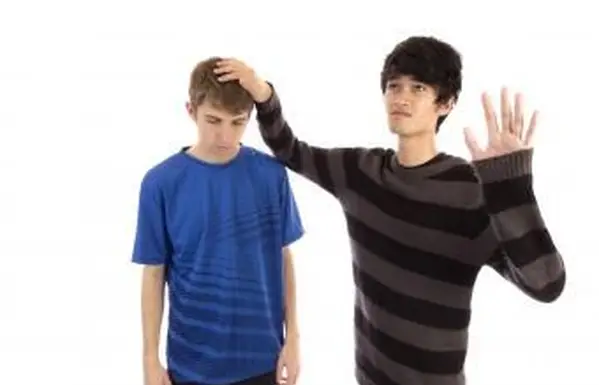 נערים נוער שמשחקים במשחק