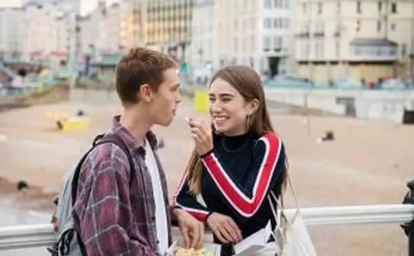 נער נותן צ'יפ לחבר