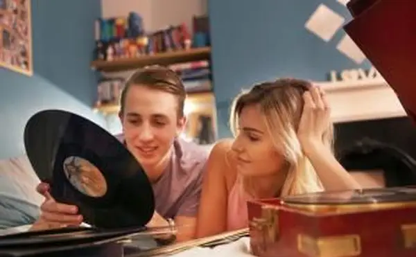 זוג בחדר שינה עם נגן תקליטים