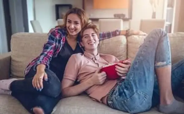 הזוג צופה בסרטים בבית