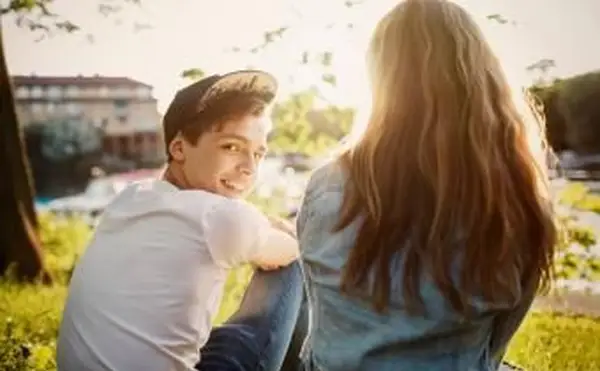 מתבגר יושב עם חבר