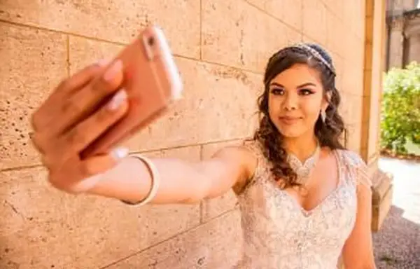 Mädchen posiert für Handy-Selfie