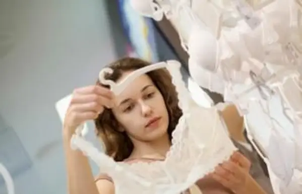 עוזרת לילדה נוער למצוא את החזייה הראשונה שלה