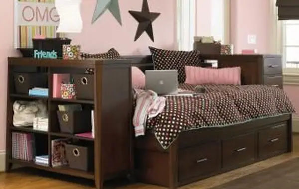 Sofá cama de Hayneedle http://www.hayneedle.com/product/kendallstoragedaybedfull.cfm?source=pla&adtype=pla&kw=&ci_src=17588969&ci_sku=HOOK1181&gclid=CMu48dzBrLYCFSdgMgodqFwASg