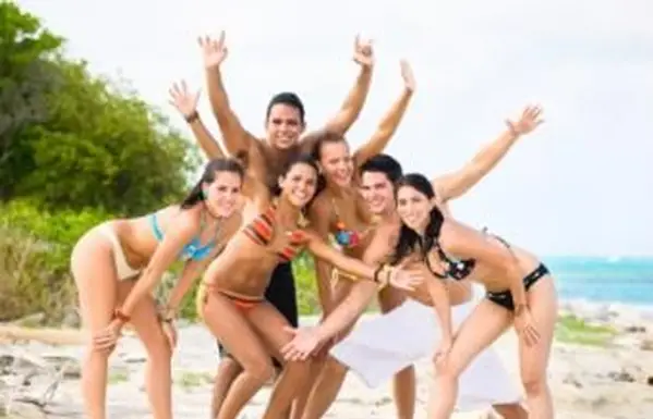 בני נוער בחוף הים