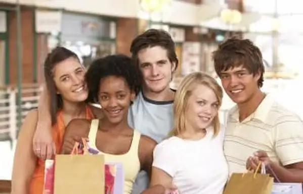 Populárne obchody s odevmi pre mládež pre akýkoľvek rozpočet