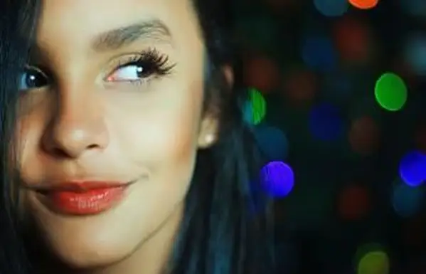 אלילה זוהרת