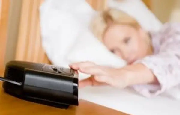 10代の寝室の目覚まし時計のラジオの種類