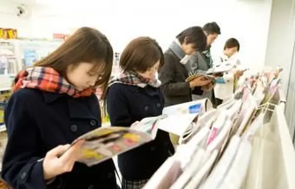 בין קריאת מגזין בחנות