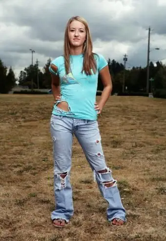 dospievajúce dievča, ktoré nosí roztrhané džínsy, si môžete vyrobiť sami