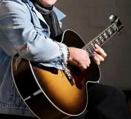 dospievajúci v roztrhanej džínsovej bunde si môžete vyrobiť sami