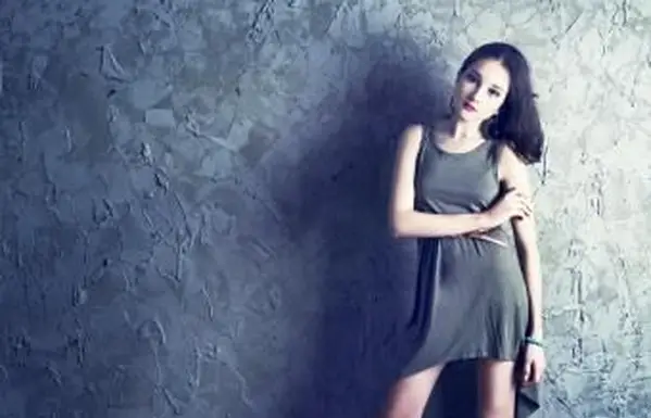 Garota usando um vestido