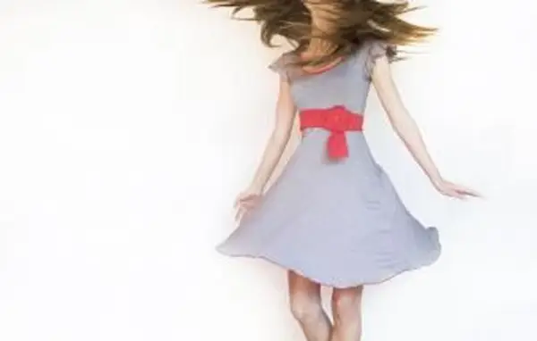 Menina de vestido girando