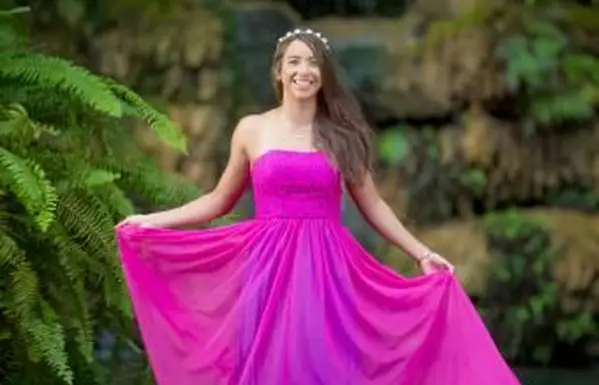 Adolescente usando um vestido de noite azul