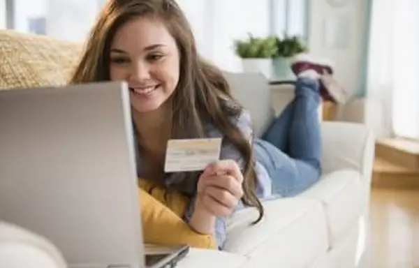 Nastoletnia dziewczyna robi zakupy online