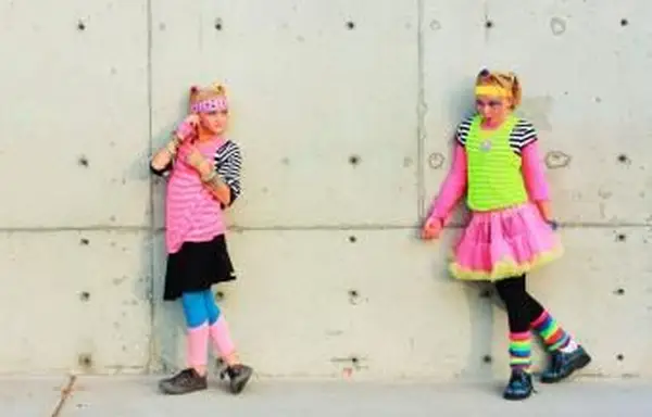 Dievčatá, ktoré nosia farebné návleky na nohy