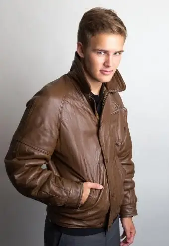 Chlapec v hnedej koženej bombardovacej bunde