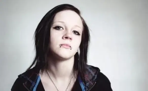 ピアスの10代の少女