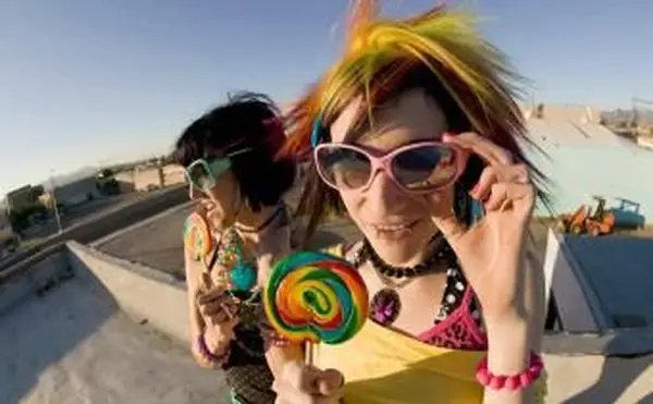 十代の若者たちのためのエモファッションと衣装のアイデア