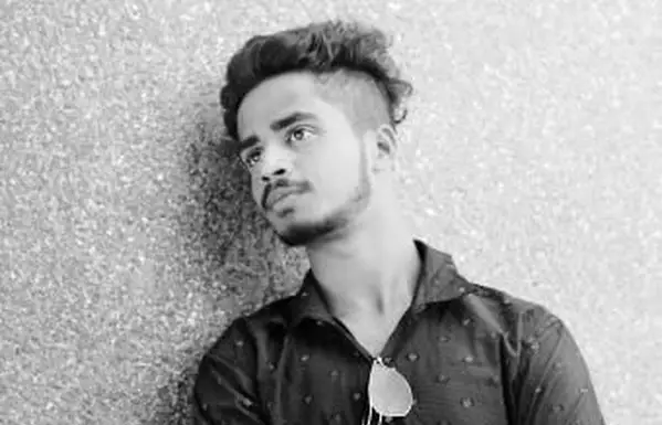 Moustache et mâchoires soignées