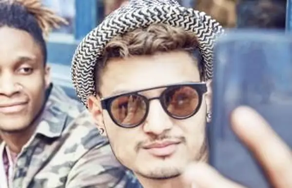 Les poils du visage à peine là