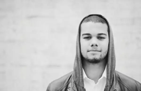 Légère barbe avec moustache manquante