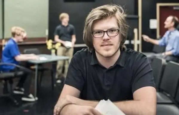 Idées de style pour les poils du visage des adolescents