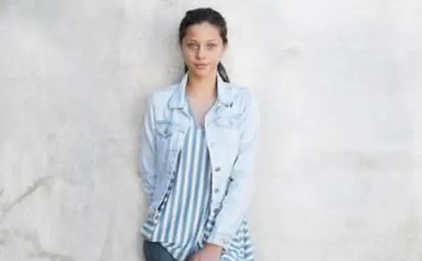 Niña joven, llevando, chaqueta vaquera