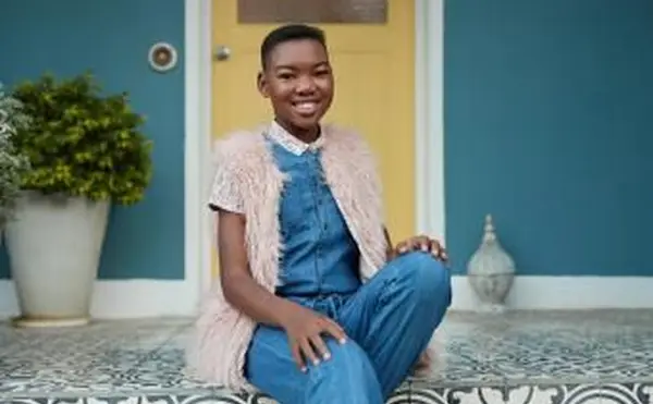 Niña joven, sentado, en, porche