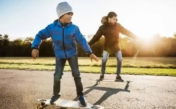 Niño largo embarque con su papá