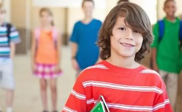 Chico en la escuela con amigos