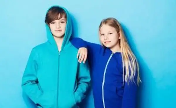 Niño y niña con sudaderas con capucha