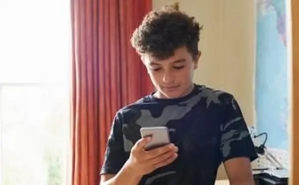 Adolescente con smartphone