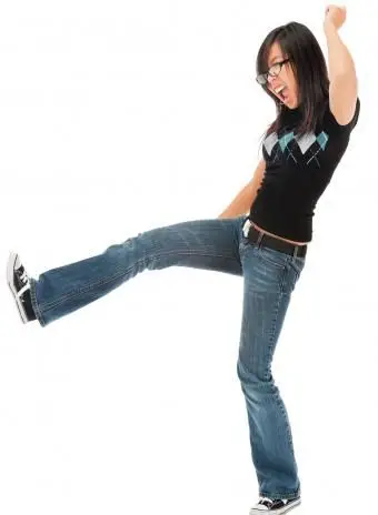 背の高いアジアの女の子が蹴る