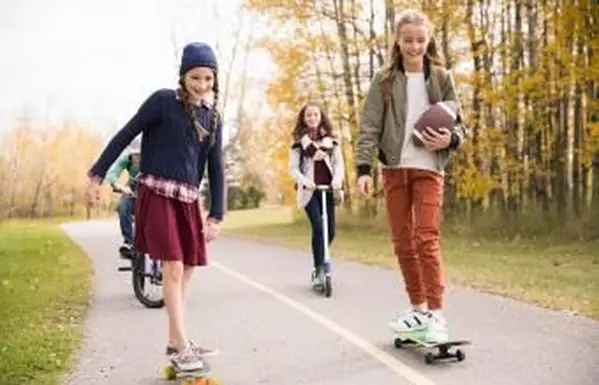 Dziewczynki na deskorolce