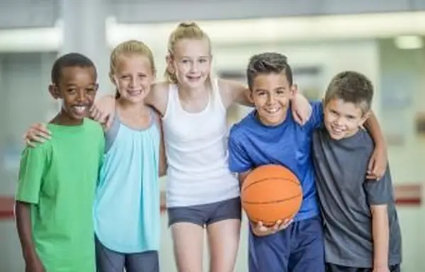 grupa dzieci ze szkoły podstawowej