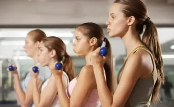 Adolescentes exerçant