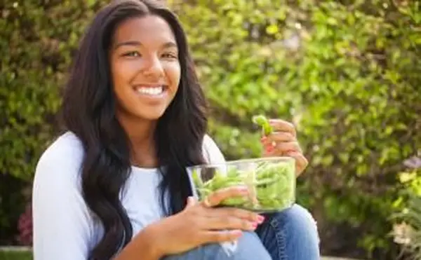 Teen Girl isst Edamame