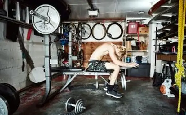 Dospievajúci chlapec cvičí