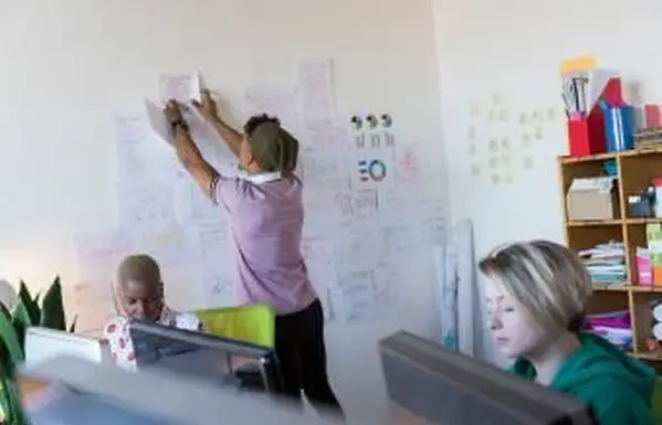 Adolescente che appunta una ricerca di mercato per analizzare