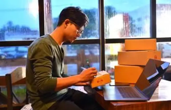 Scatole da imballaggio per adolescenti da spedire per posta