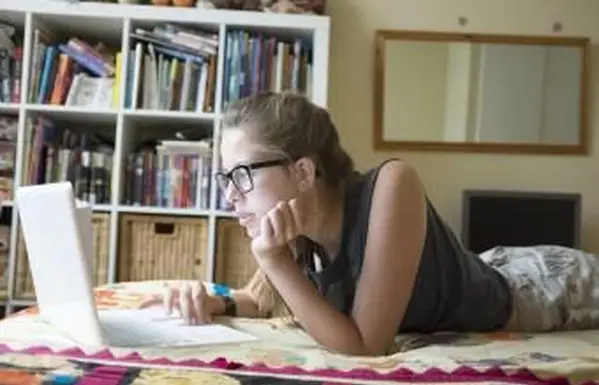 dospievajúce dievča pomocou notebooku