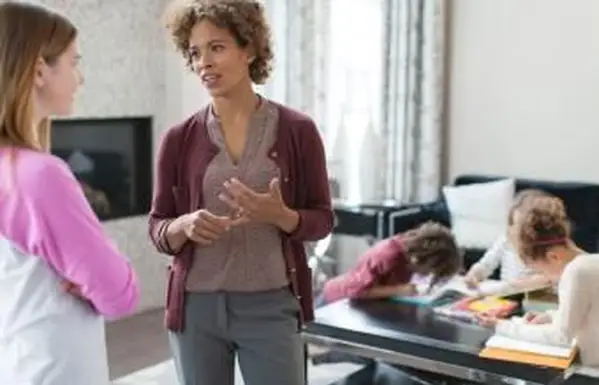 ¿Cómo puedo conseguir más trabajos de niñera?