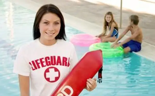 Nastolatek pracuje wakacyjną pracę jako ratownik