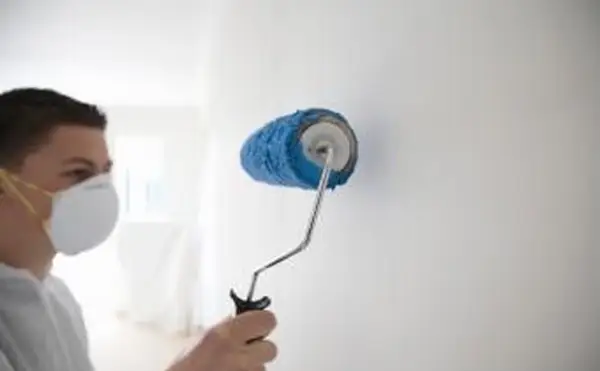 Nastolatka pracuje jako malarz