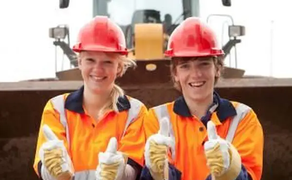 Nastoletni stażyści z budowy dróg